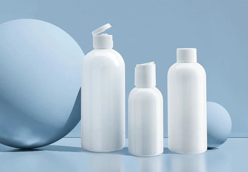 Weiße Kosmetikverpackungen in verschiedenen Formen vor hellblauem Hintergrund